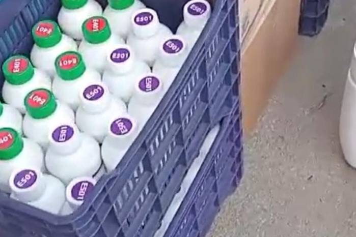 En una revisión de rutina, los inspectores de la ANA hallaron en la cabina 35 cajas color chocolate, cada una con 150 frascos de medicamentos sin descripción.