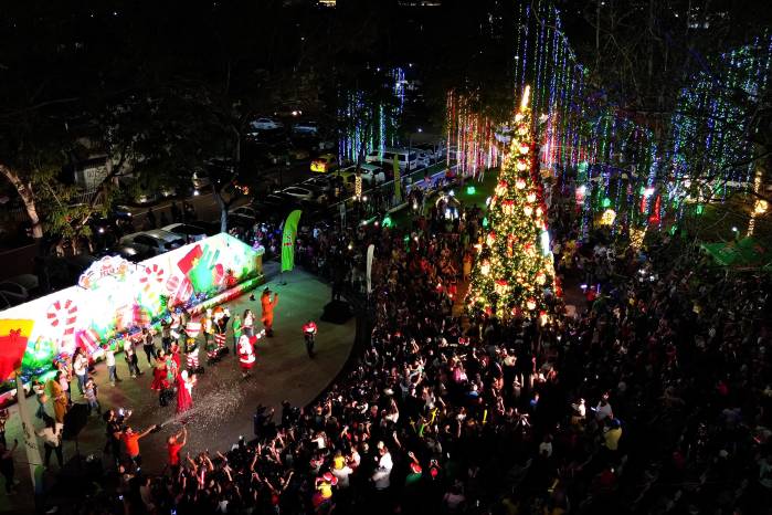 El ambiente fue creciendo conforme avanzaba la tarde hasta llegar a uno de los momentos más esperados: el conteo regresivo para encender el árbol de Navidad.