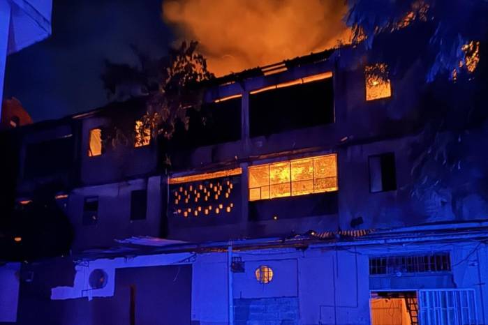 Hasta el momento, las autoridades no han informado sobre personas heridas, evacuaciones ni las posibles causas que originaron el incendio.