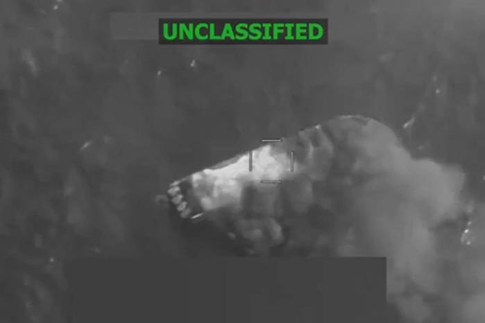 Hegseth dijo que en el ataque murieron dos hombres —a los que calificó de ‘narcoterroristas’— que se encontraban a bordo.