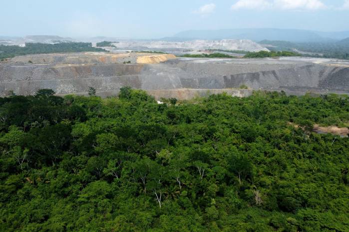 En la imagen se observa la selva amazónica de Brasil y en el horizonte una enorme mina a cielo abierto