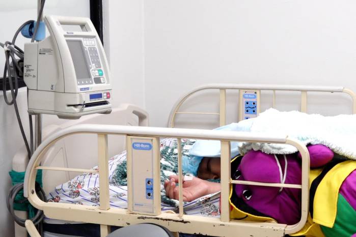 Un niño recibe tratamiento de quimioterapia en las instalaciones del Hospital del NiñoDr. José Renán Esquivel.