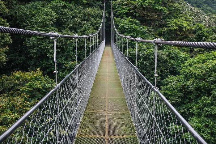 Los zarzos —estructuras peatonales elevadas— buscan garantizar el paso seguro de residentes, estudiantes y productores, reduciendo riesgos y facilitando el acceso a servicios básicos.