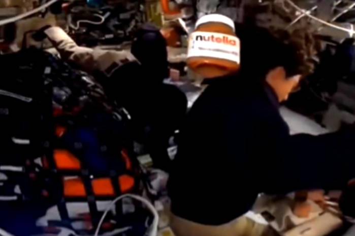 La NASA, por su parte, salió a aclarar la situación. Según explicaron, el frasco no tiene nada de misterioso: forma parte de los alimentos personales que los astronautas pueden llevar para hacer más llevadera la misión.