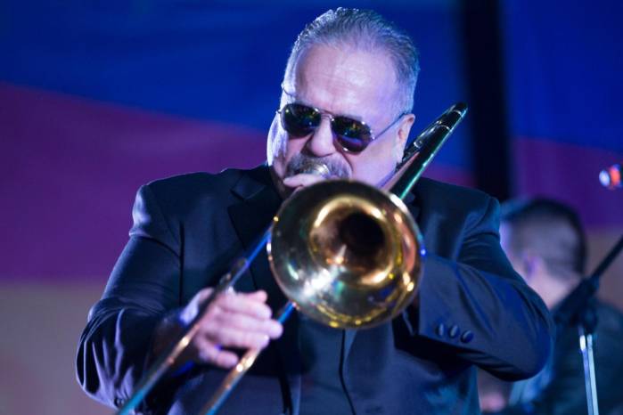 El “malo del Bronx”, el joven rebelde que revolucionó la salsa desde Fania Records con trombones agresivos y narrativa de calle, el gran Willie Colón.