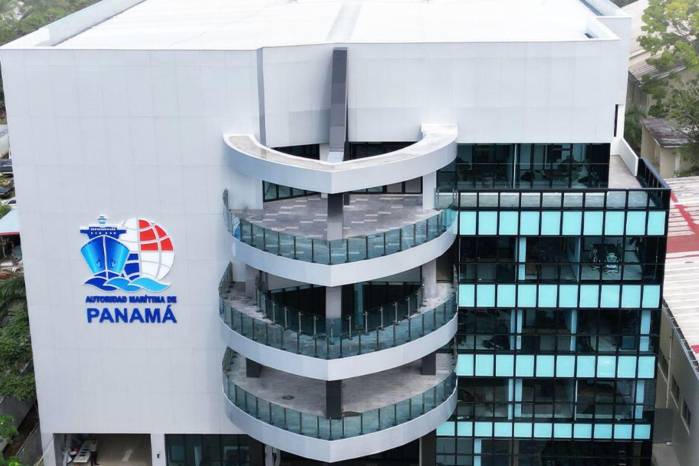 La Autoridad Marítima de Panamá emitió una resolución en la que no admitía el recurso de reconsideración de la cancelación de la licencia, sin embargo, otra resolución con el mismo número dice lo contrario.