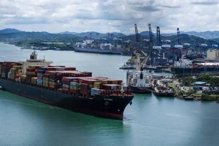 El transporte marítimo mundial depende de normas de la OMI y de la cooperación entre países para asegurar operaciones seguras, eficientes y transparentes.