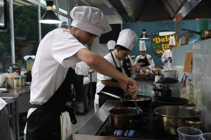 El certamen promueve la sustentabilidad alimentaria, el respeto por los productos locales, la cocina saludable, la precisión profesional y la identidad gastronómica de cada país.