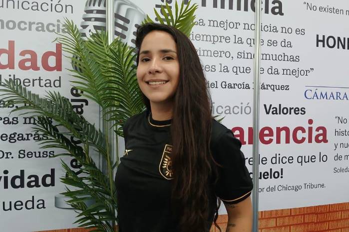 Cari Monteci, cantante y futbolista chilena.