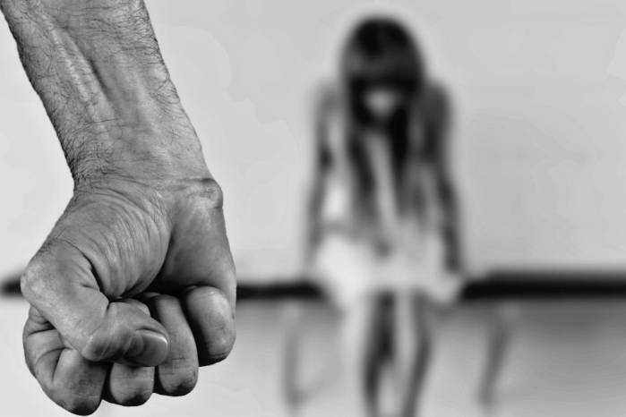 Estudios señalan que las amenazas previas son uno de los indicadores más frecuentes en feminicidios de pareja.