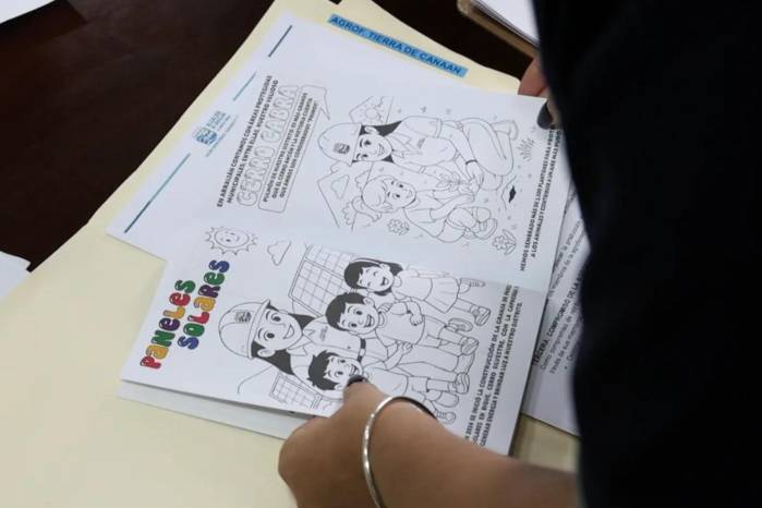 El caso se suma a denuncias previas por el uso de su imagen en buses estudiantiles.