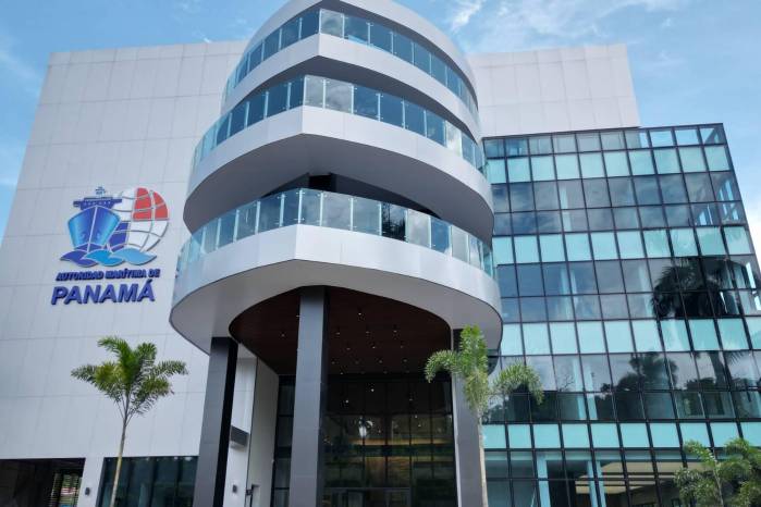 La Autoridad Marítima de Panamá se encarga de administrar el registro de buques, coordinar el desarrollo portuario y promover la estrategia marítima nacional.