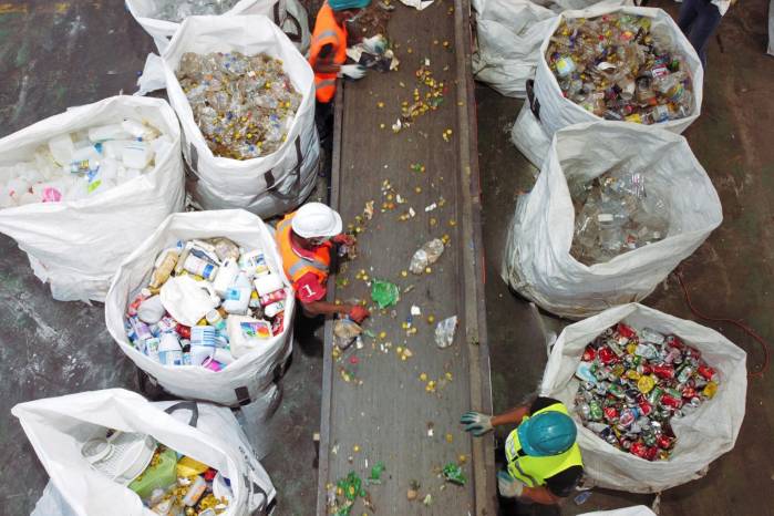 El Sistema Coca-Cola actúa como proveedor y promotor del reciclaje.
