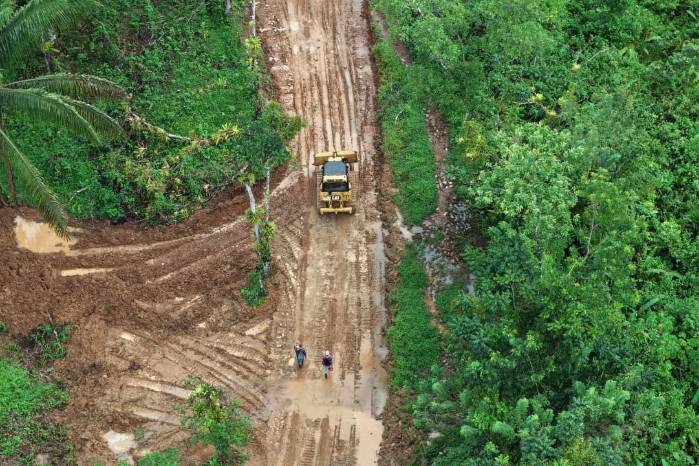 Entre las obras se incluyen trabajos de limpieza, nivelación, relleno y compactación de tramos deteriorados, además de la reparación de drenajes