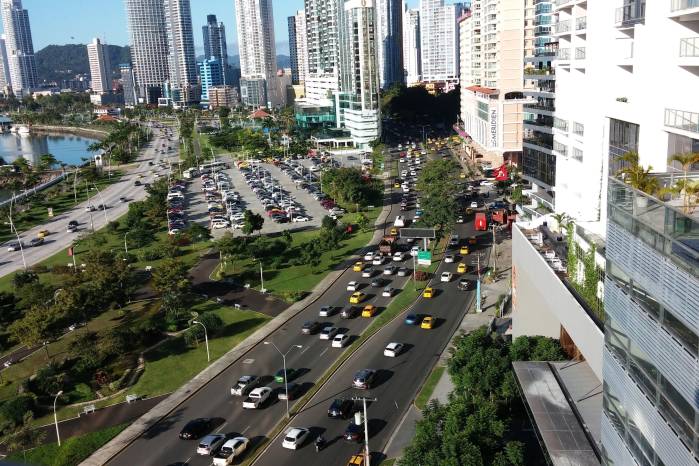 El frente marítimo de la avenida Balboa proyecta una imagen icónica del skyline capitalino, resultado de décadas de rellenos costeros y desarrollo inmobiliario.