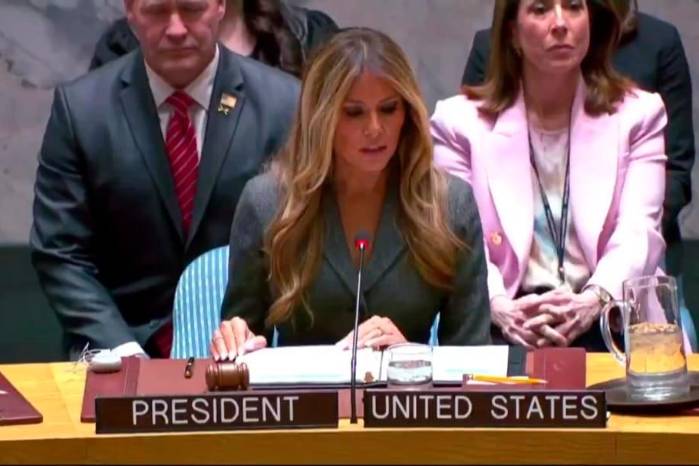 Con el tradicional golpe de martillo que marca el inicio de los debates, la primera dama dejó abierta una sesión.