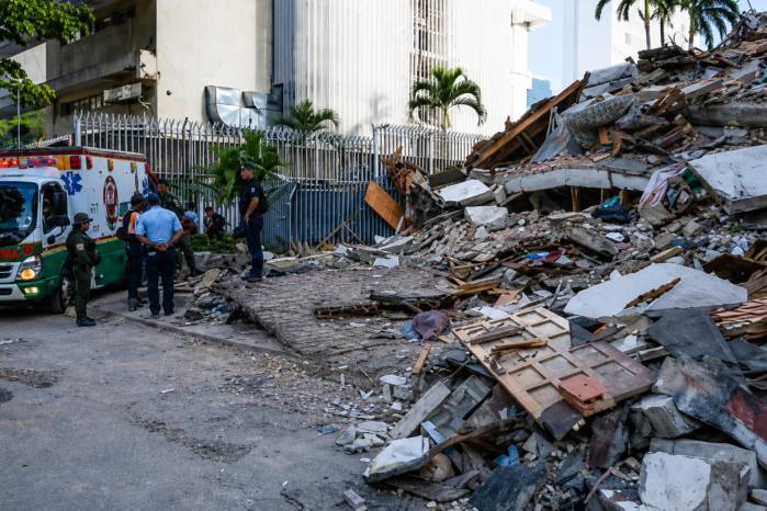 Integrantes de la Protección Civil de Venezuela participan este jueves, en las labores de remoción de escombros y búsqueda de sobrevivientes entre edificios colapsados por los terremotos, durante un operativo de rescate en el municipio de Chacao, en el este de Caracas.