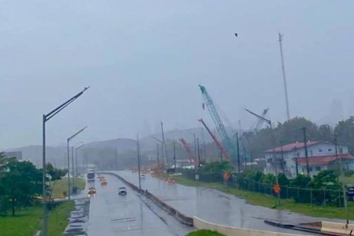Las autoridades recomendaron a conductores extremar las precauciones en las carreteras.