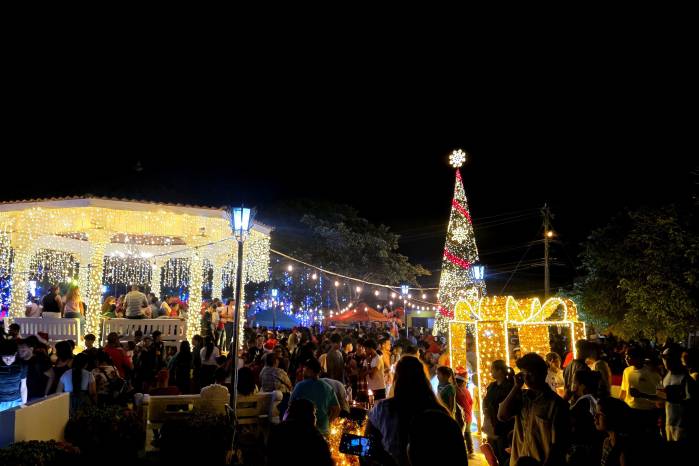 El Parque 8 de Diciembre brilló con el encendido navideño “Los sueños de Santa” en Penonomé.