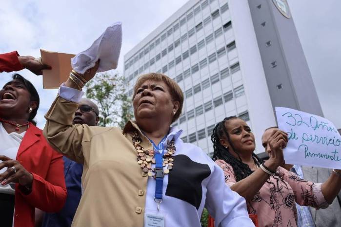Protesta de funcionarios de la Asamblea reclamando sus pagos por ACH cuando se iniciaba la auditoría de la Contraloría, en 2025.