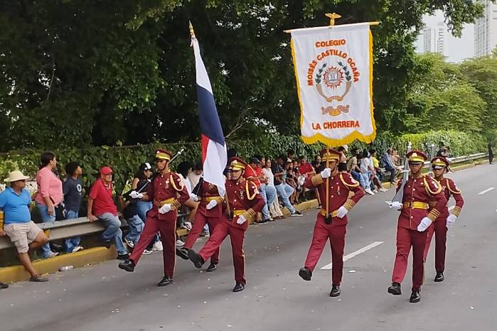 Delegaciones estudiantiles rinden homenaje a los 507 años de Panamá La Vieja entre música y disciplina.