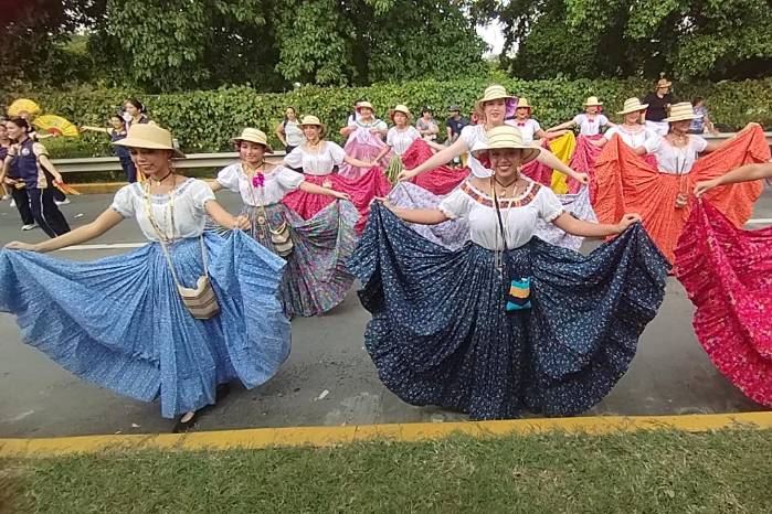 El colorido de las delegaciones folclóricas engalana la avenida Circunvalación durante los festejos patrios.