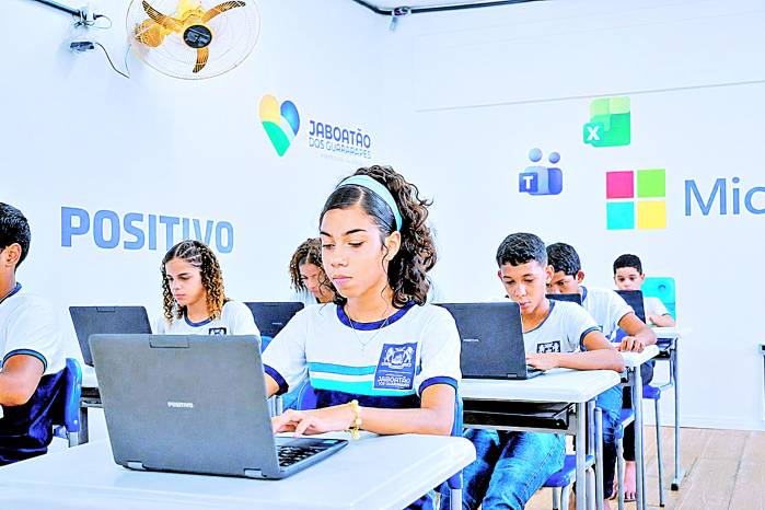 En 2001 Positivo Tecnologia creó el Portal Aprende Brasil para escuelas públicas.