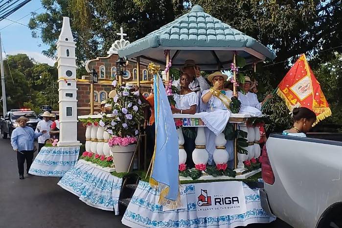 Las carrozas decoratvas con indumentaria típicas no faltaron.