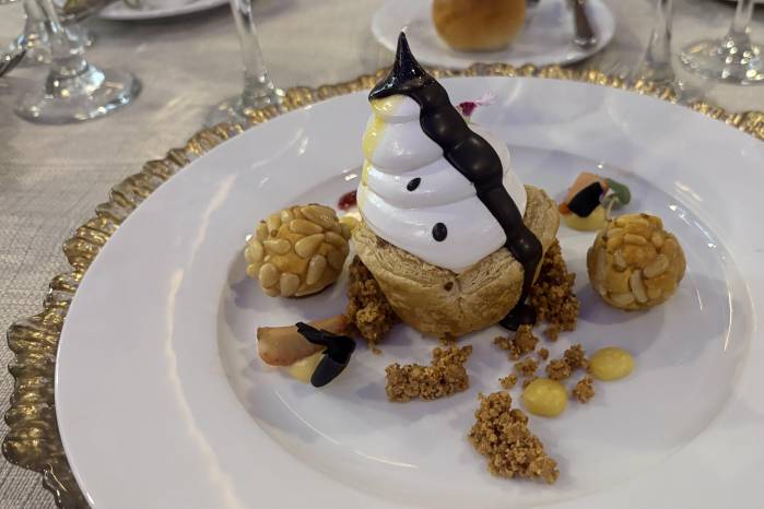 El postre ‘Del Nervión al Duero paseando por Cataluña’, acompañada de esferas dulces de piñones y lágrimas de frambuesa, junto con cava Vilarnau.