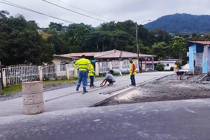 En Las Lajas, después de la escuela Árabe de Egipto, se construyó una nueva carretera de concreto.
