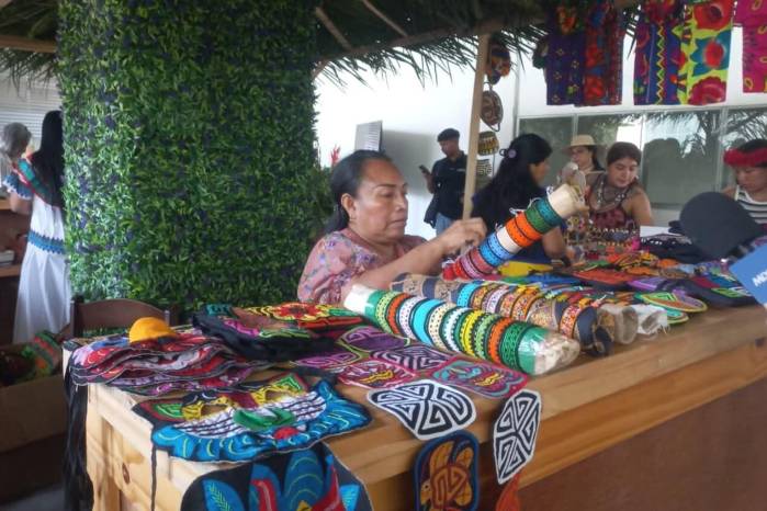 Una artesana durante el lanzamiento de la 46.ª Feria Nacional de Artesanías 2026.