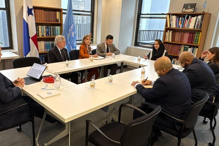 Martínez-Acha (izq.) reunido autoridades de las Naciones Unidas.