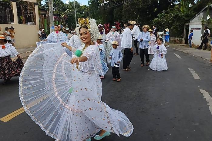 L.os conjuntos tipicos hicieron recorridos en todas las vías.