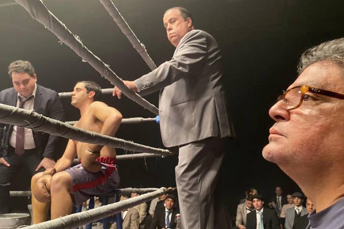 El filme incluye escenas de encuentros boxísticos.