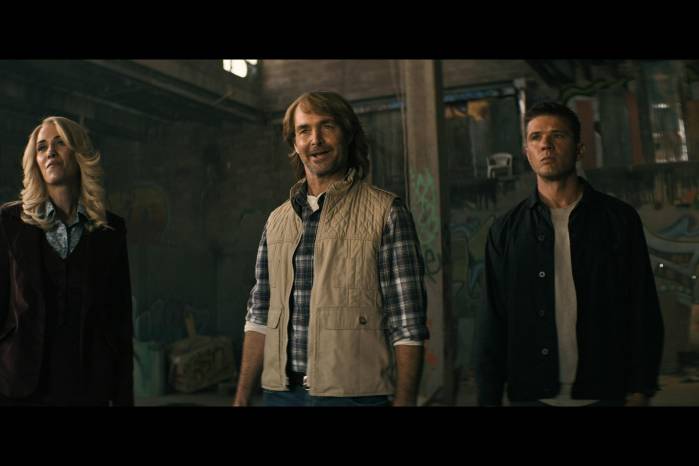 Su trama se entreteje entre múltiples cintas icónicas de los 1980.