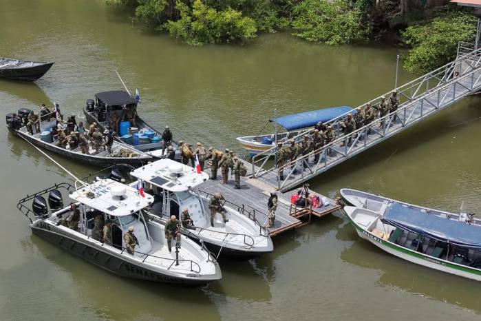 Los recorridos también se realizan por mar.