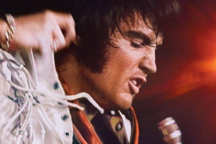 La colorización de los clips asemejan a una película moderna filmada al estilo ‘vintage’.