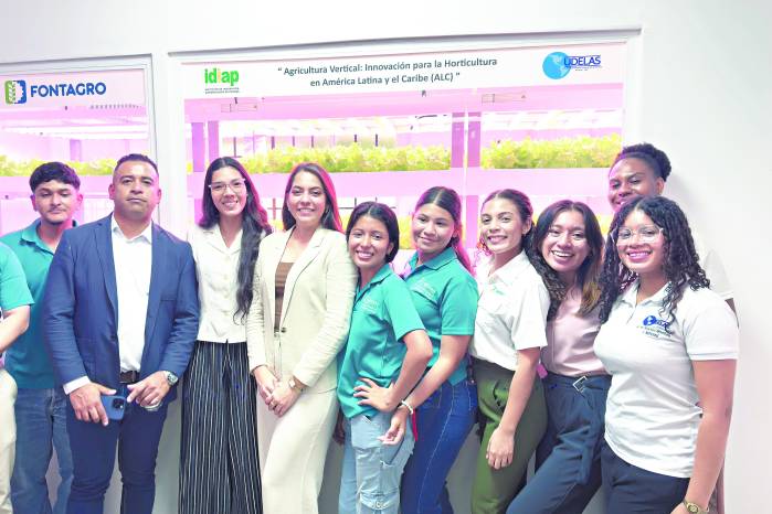 Idiap y la Udelas inauguraron el laboratorio experimental de agricultura vertical en un módulo de ambiente controlado, en octubre de 2025.