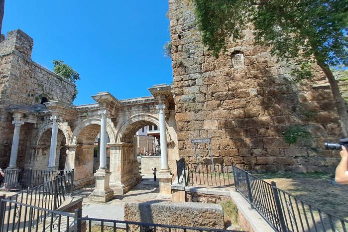 Otro punto conocido de Antalya es la Puerta de Adriano (Hadrian’s Gate), la entrada más majestuosa al casco antiguo.