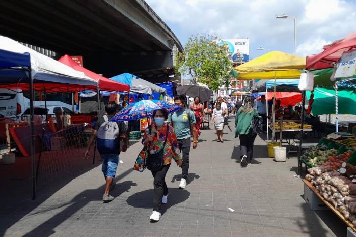 La Asamblea busca equilibrar orden urbano, protección social y viabilidad del comercio minorista.
