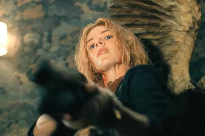 La película conecta con el presente al mostrar la caída de los monstruos capitalistas, ofreciendo una fantasía de venganza frente al abuso de poder.