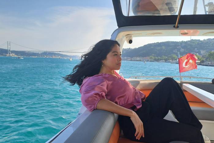 Para quienes visitan Estambul, realizar un paseo en barco al atardecer es una experiencia inolvidable