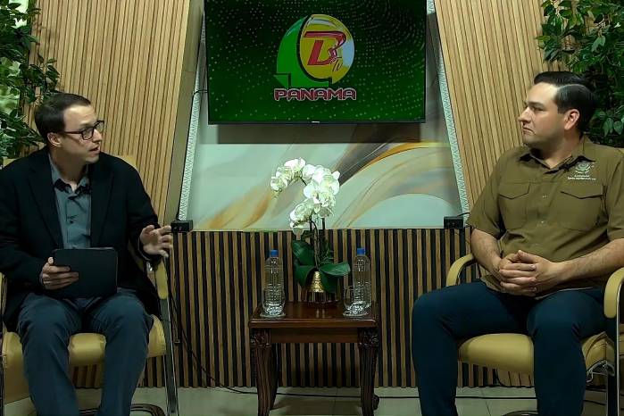 Leonardo Grinspan y el embajador, ayer durante la entrevista en Bocas del Toro