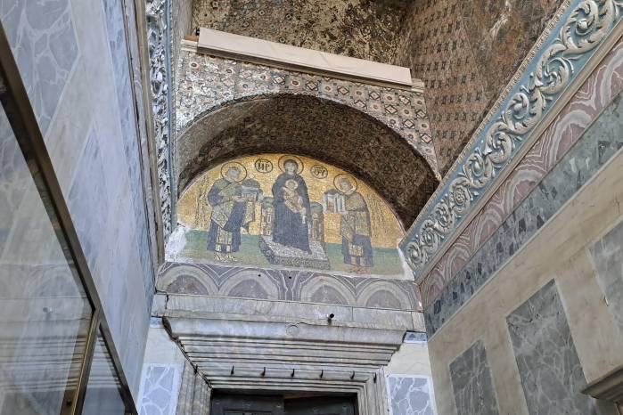 El mosaico del vestíbulo suroeste con Justiniano y Constantino, ubicado en la Mezquita Santa Sofía.