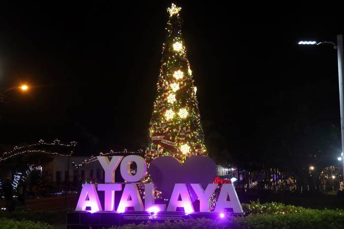 Cada diciembre, cuando el calendario anuncia la llegada de la Navidad, el parque central de Atalaya, deja de ser solo un punto de encuentro cotidiano.