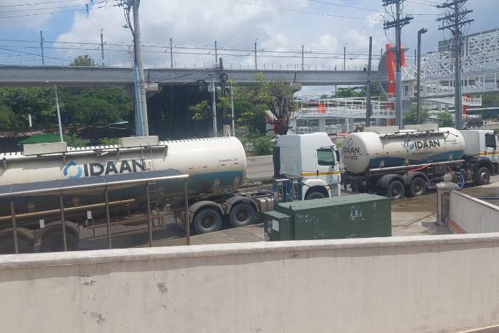 Camones cisternas del Idaan abasteciendo agua en varios puntos de la ciudad de Panamá.