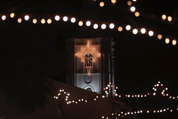 El recorrido está iluminado con luces cálidas que despiertan emociones y el espíritu propio de la Navidad.