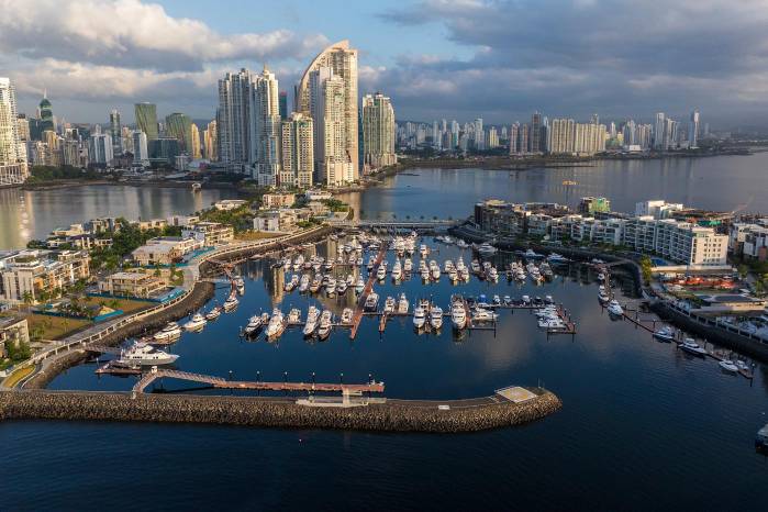 Ocean Reef, conectadas desde Punta Pacífica. Al fondo, parte del skyline de la ciudad en Avenida Balboa y Costa del Este.