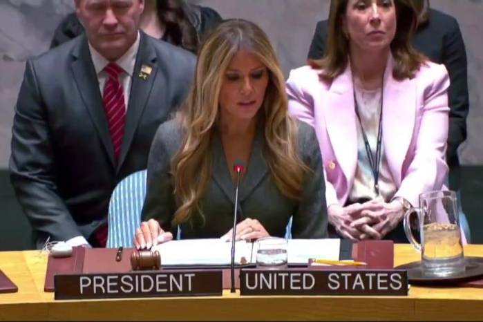 Con el tradicional golpe de martillo que marca el inicio de los debates, la primera dama dejó abierta una sesión.