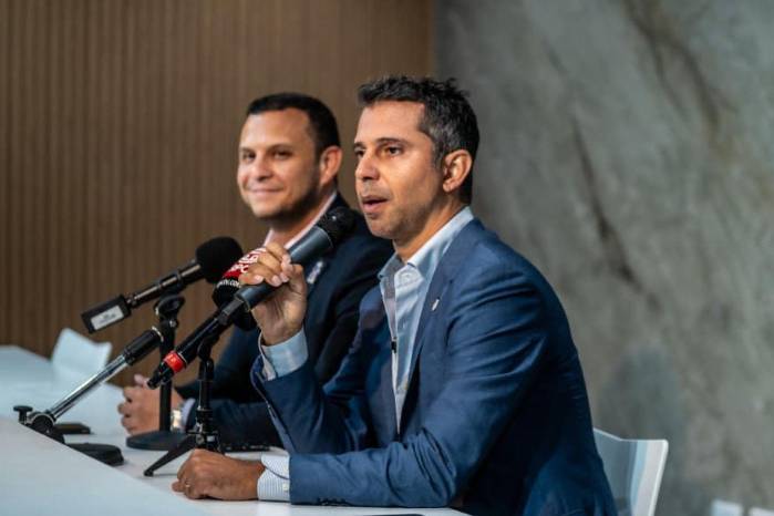 Miguel Ordóñez (d) y Giorgio Famiglietti (i) en la conferencia de prensa sobre el estadio colonense.